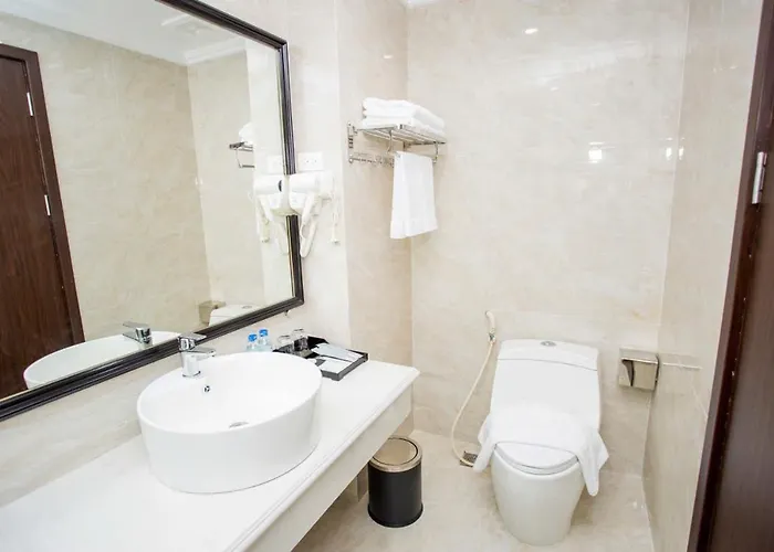 Holiday Hotel *
