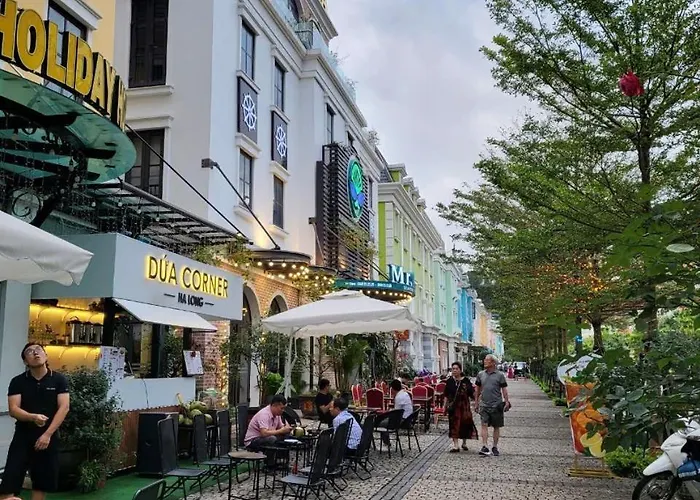 Khách sạn Holiday Hotel